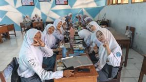 20251002-Siswa-SMAN-3-Takalar-menyantap-Makanan-Bergizi-Gratis.jpg