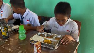 20251002_TERIMA-KASIH-PRABOWO_siswa-smpn-10-palopo-berterima-kasih-kepada-Prabowo.jpg