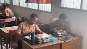 20251003-MBG-di-SMAN-5-Makassar.jpg