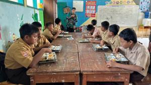 20251003-Siswa-SD-di-Maros-Santap-MBG.jpg