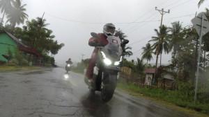 20251008-Pemotor-Jalan-Basah.jpg