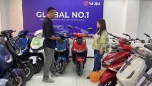 20251009-Sales-Yadea-sedang-memaparkan-produk.jpg