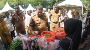 20251013-Tinjau-Pasar-Murah-di-Tamalate-Munafri.jpg
