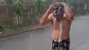 20251014-Seorang-bocah-bermain-hujan.jpg