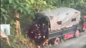 20251025-Detik-detik-truk-terbalik.jpg