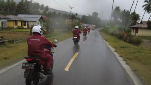 20251025-Pemotor-berkendara-di-jalan-licin.jpg