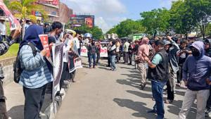 20251104-Koalisi-Advokasi-Jurnalis-KAJ-Sulsel-unjuk-rasa-di-depan-AAS-Building-2.jpg