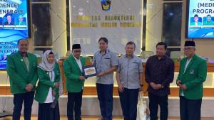 20251104-Pimpinan-UMI-dan-USIM-berfoto-bersama-usai-menyerahkan-cendera-mata.jpg