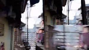 20251107-Kloase-tangkapan-layar-video-warga-saling-serang-menggunakan-petasan-di-Lorong-148.jpg