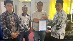 20251108-Ketua-PGRI-Luwu-Utara-Ismaruddin-serahkan-surat-resmi-permohonan-grasi.jpg