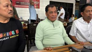 20251114-Nurdin-Halid-ngopi-wartawan.jpg