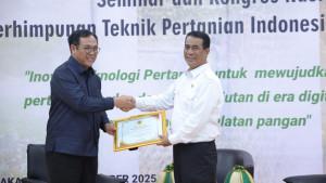 20251117-Amran-terima-penghargaan-3223.jpg