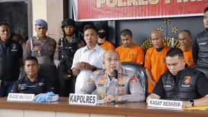 AKBP-Edy-Sabhara-tengah-saat-membeberkan-kasus-pembobolan-brankas-4345.jpg