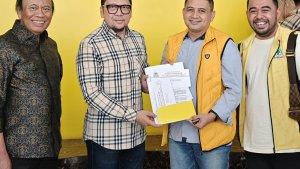 Ahmad-Doli-Kurnia-Tandjung-menyerahkan-SK-B1KWK-kepada-Munafari-Arifuddin-21323.jpg