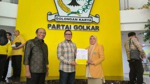 Ahmad-Doli-Kurnia-serahkan-SK-dukungan-ke-ketua-DPD-Golkar-Maros-Suhartina-Bohari-211.jpg