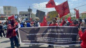 Aksi-Demo-Aliansi-Buruh-menolak-kenaikan-UMP-Sulsel-hanya-145-persen.jpg