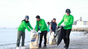 Aksi-bersih-sampah-warga-bersama-petugas-DLHK-di-Pantai-Merpati-Bulukumba.jpg