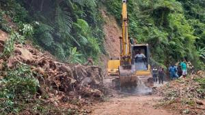 Alat-berat-diturunkan-untuk-membuka-jalan-yang-terdampak-longsor.jpg