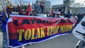 Aliansi-Buruh-menutup-jalan-Urip-Sumoharjo-saat-memprotes-kenaikan-UMP-Sulsel-hanya-145-persen.jpg