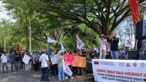 Aliansi-masyarakat-adat-Nusantara-Tana-Luwu-unjuk-rasa-depan-Kantor-DPRD-Luwu-Utara.jpg