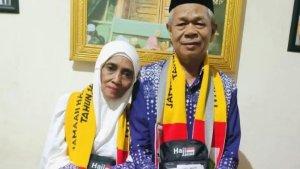 Andi-Ambo-Bennu-bersama-istrinya-saat-berangkat-ke-Tanah-Suci.jpg