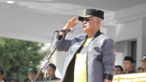 Andi-Kaswadi-Razak-memberi-hormat-dalam-penutupan-Porseni-PGRI-Sulsel-2023.jpg