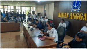 Anggota-DPRD-dan-Pemda-Bone-terima-aspirasi-puluhan-kontraktor-di-Kantor-DPRD-Bone-Rabu-312024.jpg