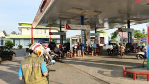 Antrian-kendaraan-mengisi-Bahan-Bakar-Minyak-BBM-2025.jpg