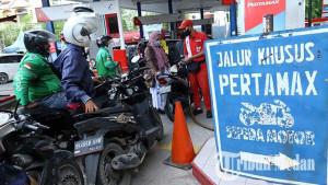 BAHAN-BAKAR-Pengendara-mengantre-untuk-mengisi.jpg