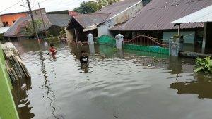 BANJIR-ANTANG-Dua-remaja-berjalan-menerjang-banjir.jpg