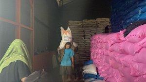 BERAS-SULSEL-Aktivitas-bongkar-muat-beras-di-Gudang-Bulog-Makassar.jpg