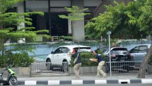 BOM-SARINAH-Polisi-berpakaian-sipil-mengarahkan-pistol-ke-arah.jpg