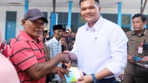 BUPATI-BANTAENG-SALURKAN-BLT-WARGA.jpg