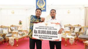 Bantuan-Rp10-miliar-tersebut-diserahkan-langsung-oleh-Gubernur-Sulsel2025.jpg