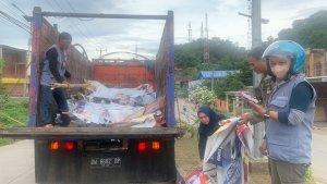 Bawaslu-dan-Satpol-PPWajo-saat-menertibkan-APK-caleg-di-Jl-Sawerigading.jpg