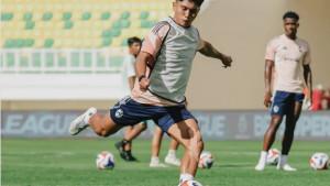 Bek-sayap-PSM-Makassar-Mufli-Hidayat-saat-pemanasan-di-Banten-International-Stadium.jpg
