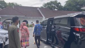 Bupati-Gowa-Husniah-Talenrang-ketika-tiba-di-Rujab-Gubernur-Sulsel.jpg