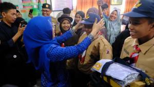 Bupati-Gowa-Sitti-Husniah-Talenrang-menyalurkan-seragam-dan-peralatan-sekolah-gratis-3102025.jpg