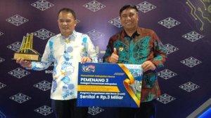 Bupati-Maros-Chaidir-Syam-bersama-Kadis-PU-Muetazim-Mansyur-menerima-piagam.jpg