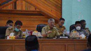 Bupati-Pinrang-Irwan-Hamid-saat-memimpin-langsung-rapat-koordinasi-Tim-Safari-Ramadan.jpg