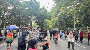 CAR-FREE-DAY-Warga-menikmati-suasana-Car-Free-Day-di-Jalan-Bougenville-Maros-Minggu-452025.jpg