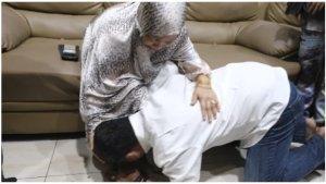 Calon-Bupati-Wajo-Andi-Rosman-sujud-syukur-sambil-mencium-kak.jpg