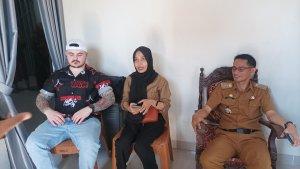 Camat-Pallangga-Syahrial-saat-berkunjung-ke-rumah-Andi-Ruhul-Annisa.jpg