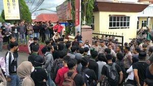 DEMO-HMI-Potret-mahasiswa-geruduk-Mapolres-Bone.jpg
