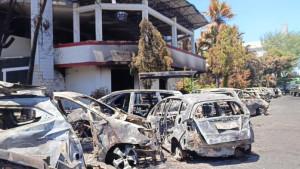 DPRD-Penampakan-mobil-yang-terbakar-di-DPRD-Makassarrr.jpg