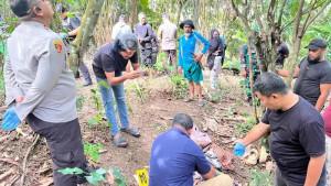 DUGAAN-PEMBUNUHAN-Polisi-saat-melakukan-olah-TKP-penemuan-jasad-wanita.jpg