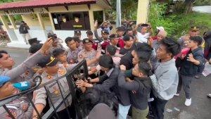 Demonstran-dan-Personel-polres-Enrekang-berebut-gerbang-Mako-Polres-Enrekang.jpg