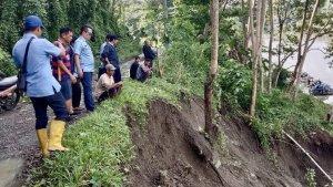 Direktur-PDAM-Sinjai-Nasrullah-Mustamin-saat-turun-melihat-lokasi-longsor.jpg