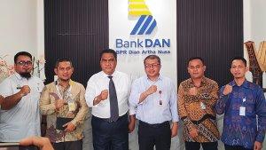 Direktur-Utama-PT-BPR-Dian-Artha-Nusa-Andi-Ady-Akbar-dua-kiri-saat-sesi-foto-bersama-di.jpg