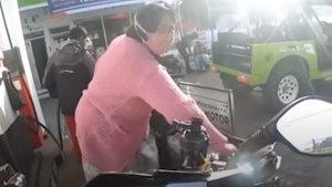 Emak-emak-berbaju-pink-serobot-antrean-saat-isi-BBM-di-SPBU-bikin-pemotor-geram.jpg